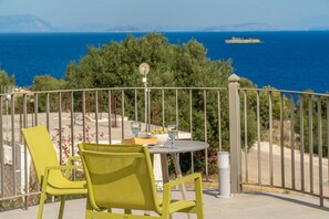 Outdoor dining - Villa Dinos with swimming pool (Kefallonia)