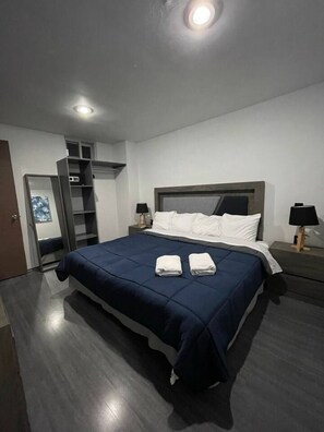 Escritorio, tabla de planchar con plancha, wifi y ropa de cama 