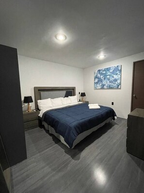 Escritorio, tabla de planchar con plancha, wifi y ropa de cama