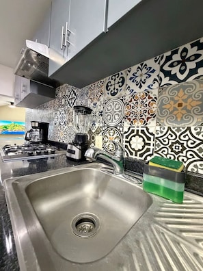 Frigorífico, microondas, placa de cocina y cafetera o tetera