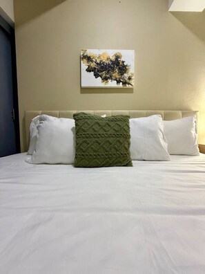 Desk, iron/ironing board, WiFi, bed sheets