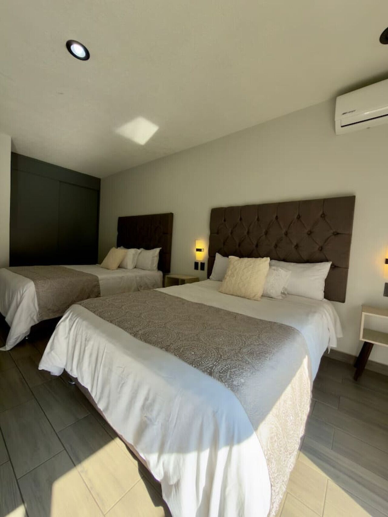 Escritorio, tabla de planchar con plancha, wifi y ropa de cama 