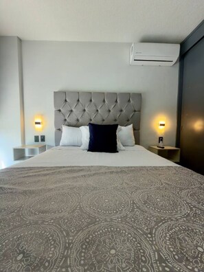Escritorio, tabla de planchar con plancha, wifi y ropa de cama