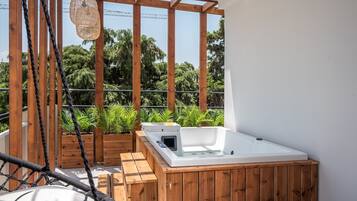 Outdoor spa tub