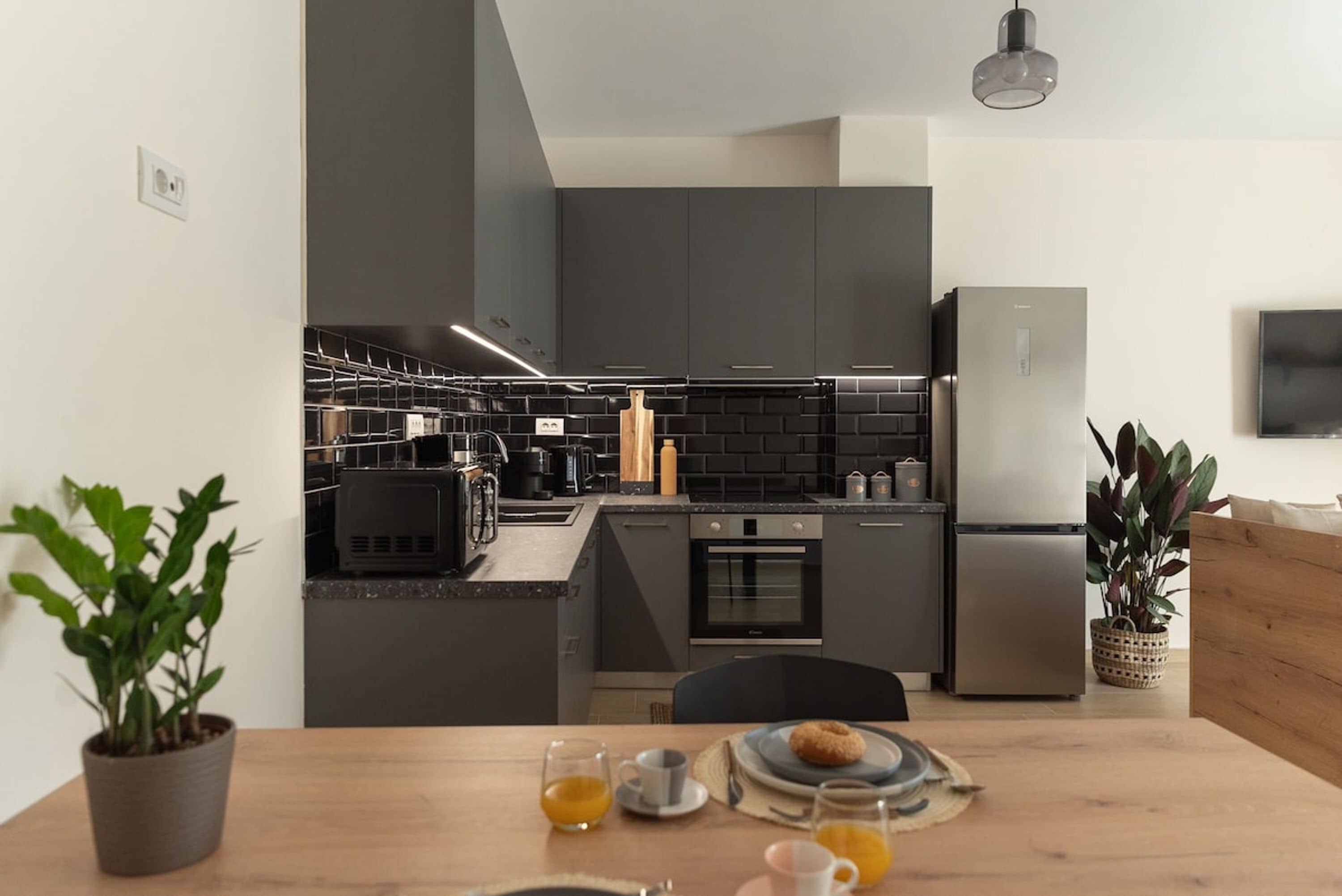 Fridge, microwave, oven, coffee/tea maker
