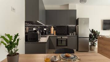 Fridge, microwave, oven, coffee/tea maker