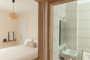 2 bedrooms, desk, iron/ironing board, travel cot - Saint Matthew Central Apartment by Senaon (Iraklio)