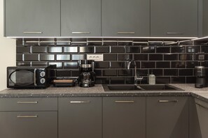 Fridge, microwave, oven, coffee/tea maker - Saint Matthew Central Apartment by Senaon (Iraklio)