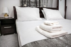 2 bedrooms, iron/ironing board, travel cot, free WiFi - Ariadni Apartment Garden view (Iraklio)