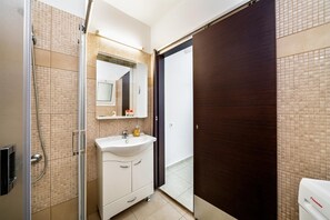 Douche, sèche-cheveux, serviettes fournies