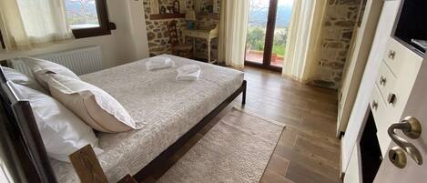 2 habitaciones, escritorio, tabla de planchar con plancha y wifi gratis