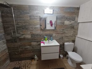 Sèche-cheveux, serviettes fournies, savon, papier toilette