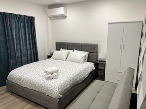 1 bedroom, desk, iron/ironing board, travel cot - Academy’s Blue Apartment by Athens Urban Retreat (Athina)