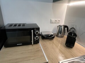Microwave - Academys Green Apartment by Athens Urban Retreat (Athina)