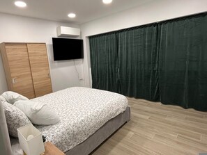 1 makuuhuone, työpöytä, silitysrauta/-lauta, vauvan matkasänky
