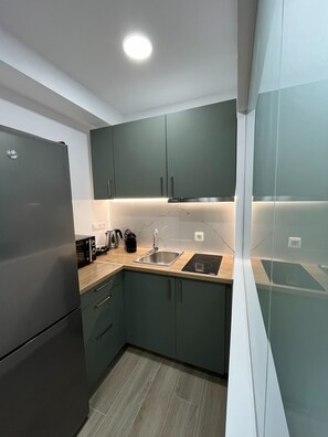 Fridge, microwave, stovetop, coffee/tea maker - Academys Green Apartment by Athens Urban Retreat (Athina)