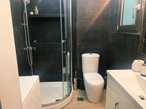 Dusche, Haartrockner, Handtücher