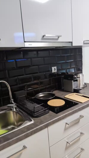 Fridge, microwave, stovetop, coffee/tea maker - Praxitelous Modern Studio by Athens Urban Retreat (Athina)