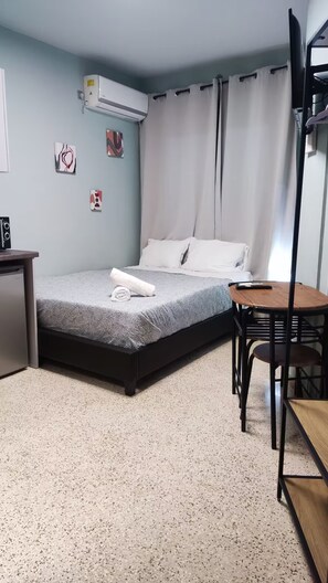 1 habitación, escritorio, tabla de planchar con plancha y wifi gratis 