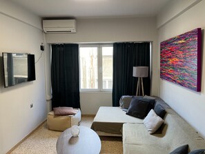 TV, offices - Praxitelous Modern Suite by Athens Urban Retreat (Athina)