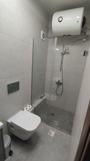 Douche, sèche-cheveux, serviettes fournies