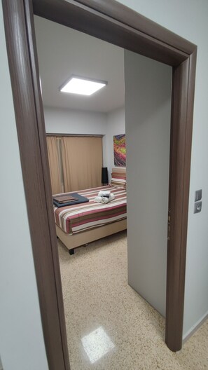1 chambre, bureau, fer et planche à repasser, lit parapluie