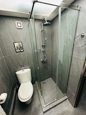 Een douche, een haardroger, handdoeken