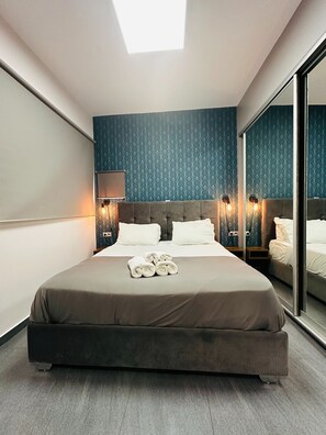 1 bedroom, desk, iron/ironing board, travel cot - Ermou Superior Suite by Athens Urban Retreat (Athina)