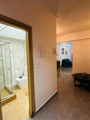 Shower, hair dryer, towels - Ermou Deluxe Suite by Athens Urban Retreat (Athina)