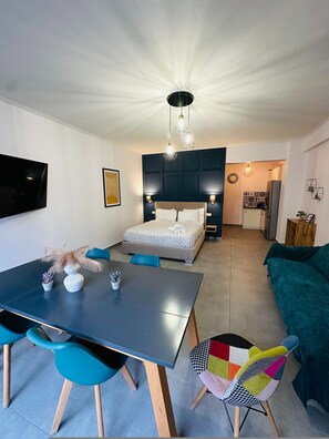1 habitación, escritorio, tabla de planchar con plancha y cuna de viaje 