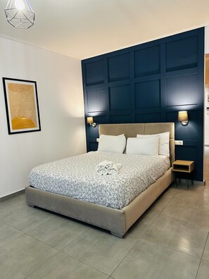 1 habitación, escritorio, tabla de planchar con plancha y cuna de viaje 