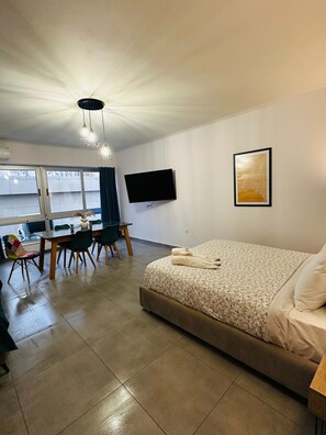 1 habitación, escritorio, tabla de planchar con plancha y cuna de viaje 