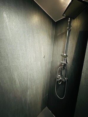 Shower, hair dryer, towels - Ermou Junior Suite by Athens Urban Retreat (Athina)