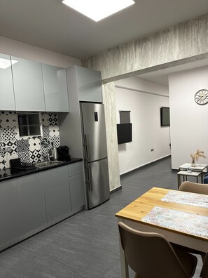 Fridge, microwave, stovetop, coffee/tea maker - Ermou Junior Suite by Athens Urban Retreat (Athina)