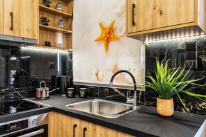 Fridge, oven, coffee/tea maker, cookware/dishes/utensils - Seaside Apartment Studio (Limenas Chersonisou)