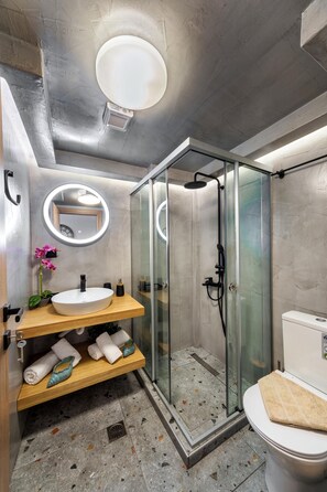 Douche, sèche-cheveux, serviettes fournies