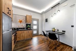 Wasserkocher mit Kaffee-/Teezubehör, Kühlschrank, Ofen