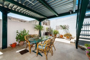 Outdoor dining - Guest  House Aphrodite ground (Kato Archanes)