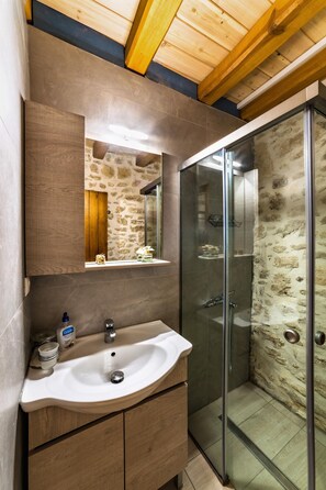 Shower, hair dryer, towels - Guest  House Aphrodite ground (Kato Archanes)