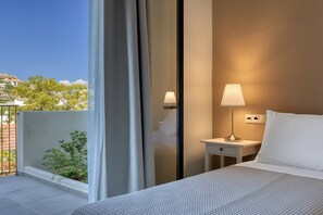 2 Schlafzimmer, Schreibtisch, Bügeleisen/Bügelbrett, Reisekinderbett