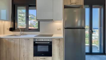 Coffee/tea maker, fridge, oven, stovetop