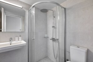 Een douche, een haardroger, handdoeken