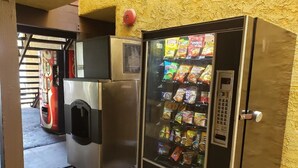 Máquina expendedora con aperitivos y un refrigerador.