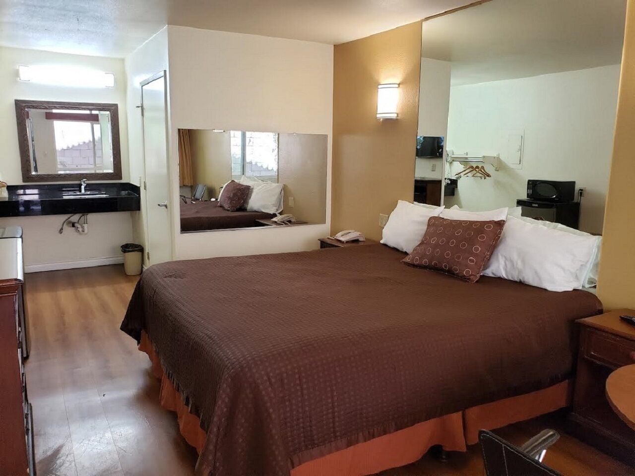 Iron/ironing board, WiFi, bed sheets