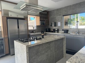 Private kitchen - CARAVELA HOUSE IN BUZIOS WITH POOL AND GOURMET AREA (Armação dos Búzios)