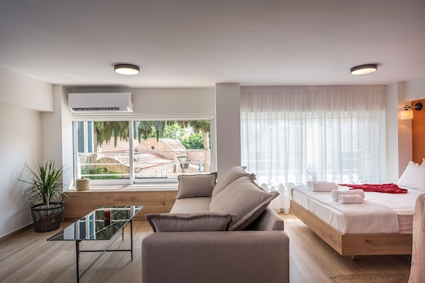 TV - Filotimo Apartment by Senaon Urban Living (Iraklio)