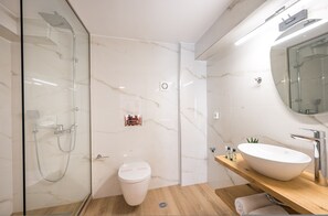 Shower, hair dryer, towels - Filoxenia Apartment by Senaon Urban Living (Iraklio)