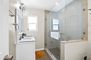 Shower, hair dryer, towels, soap - 3-bedroom house in beautiful Alhambra with Cozy Garden Pad (Alhambra)