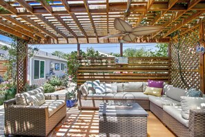 Terrace/patio - 3-bedroom house in beautiful Alhambra with Cozy Garden Pad (Alhambra)
