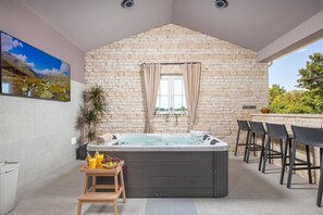 Indoor spa tub - Villa Hygge a premium retreat with jacuzzi & sauna (Labin)